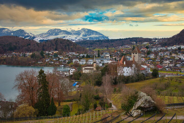 Strandweg in Spiez am Thuner See in der Schweiz