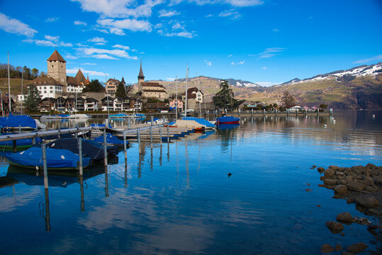 Strandweg in Spiez am Thuner See in der Schweiz
