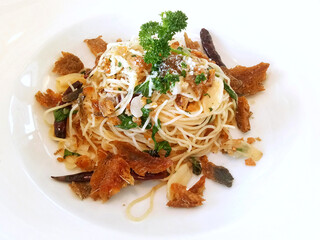 Stir fried spice Spaghetti with crispy fish.