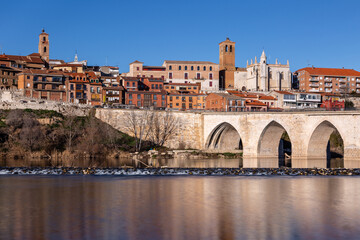 Duero river and city of Tordesillas, Valladolid, Spain. - obrazy, fototapety, plakaty