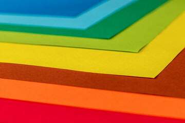 重ねられたカラフルな紙