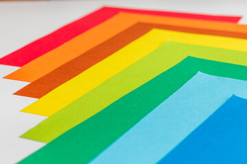 白い机の上に並べられたカラフルな紙