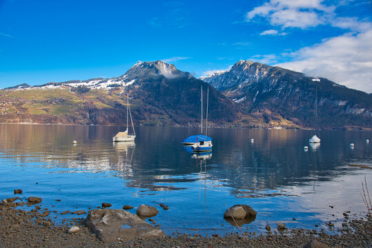 Strandweg in Spiez am Thuner See in der Schweiz