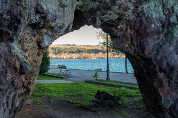 Arche de pierre au bord du lac