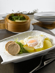 Huevos fritos con paté y judías verdes. Fried eggs with pate and green beans.