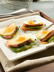 Duck magret canapes with jam. Canapés de Magret de pato con mermelada.