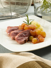   Magret  con cebollas confitadas y pure de patatas. Magret with candied onions and mashed potatoes.