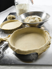 Masa de quiché sobre molde. Quiche dough on mold.