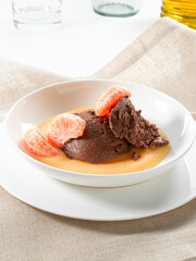 Mousse de chocolate y mandarina, postre. Chocolate and tangerine mousse, dessert.