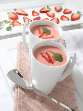 Gazpacho de fresones en taza con menta. Strawberry gazpacho in a cup with mint.