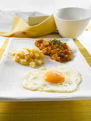 Huevos fritos con patatas y verduras. Fried eggs with potatoes and vegetables.