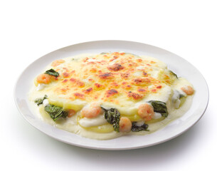 Espinacas y gambas con bechamel sobre fondo blanco. Spinach and prawns with bechamel sauce on white background.