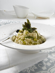 Risotto de espárragos verdes, cocina gourmet. Green asparagus risotto, gourmet cuisine.