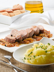 Carne guisada con cebolla y patatas. Stewed meat with onion and potatoes.
