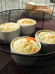 Soufflé de patatas en cuencos individuales. Potato soufflé in individual bowls.