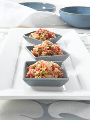 Bol de quinoa y verduras, comida saludable. Bowl of quinoa and vegetables, healthy food.