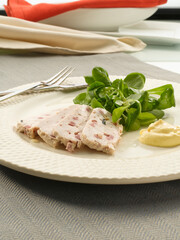 Fiambre de pollo con jamón y ensalada. Chicken meat with ham and salad.