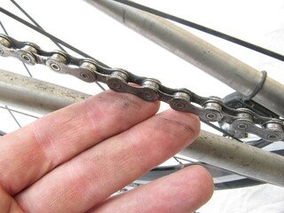 Démontage et entretien d'une chaîne de vélo.