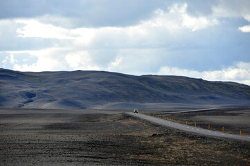 Von Vulkanasche gepräge Landschaft an der Route 26 am Fuße des Vulkans Hekla in Island