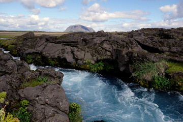 Kleiner Bach fließt durch ein Lavafeld bei Hella nahe dem Vulkan Hekla in Island