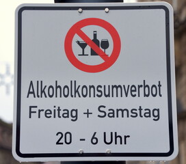 Schild: Alkoholkonsumverbot Freitag + Samstag 20 - 6 Uhr