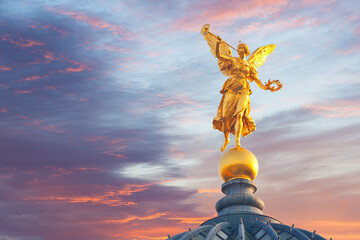 Goldene Engelstatue auf einem Gebäude in Dresden, Deutschland