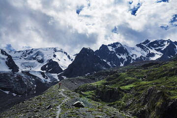 Fototapeta na wymiar a narrow path along the crest of the ridge in the Altai mountains with a view of the glacier