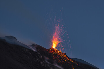 lava saliendo de un volcán de noche