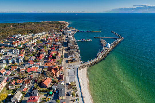 widok z drona na port i miasteczko Hel