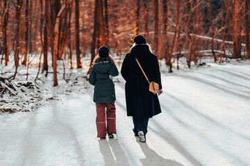 Mutter und Kind bei einem Spaziergang im Winter