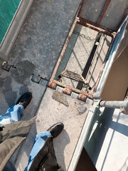 Capocantiere che fa un sopralluogo sul ponteggio del cantiere