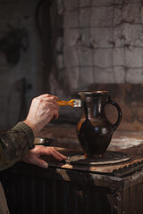 The goliny pot is covered with oil using a brush. Production secrets