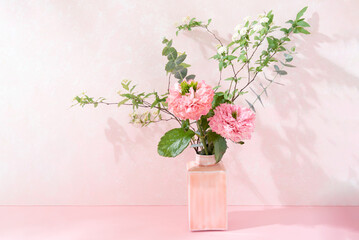 ピンク色のバラ、小手毬、ユーカリ