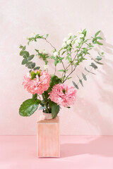 ピンク色のバラ、小手毬、ユーカリ