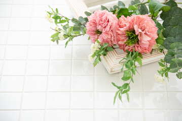 ピンク色のバラ、小手毬、ユーカリ