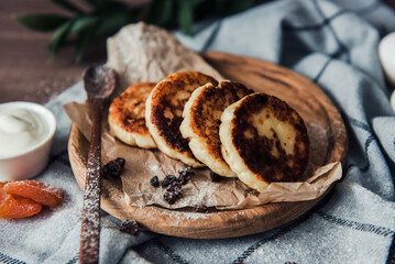 Cheesecakes on a wooden plate