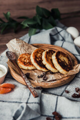 Cheesecakes on a wooden plate