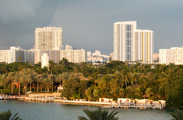 Fototapeta na wymiar Miami Palm Island At Dusk
