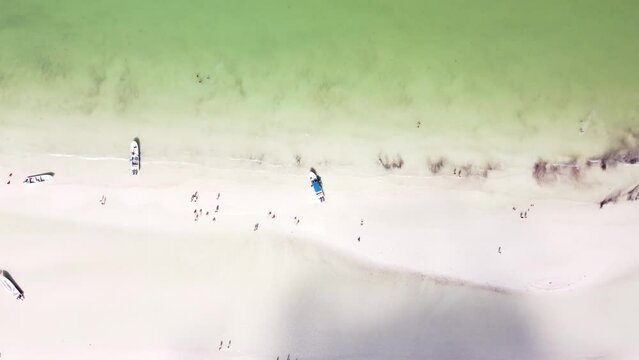 Drohnenclip von einem Strand auf der Insel Holbox auf der Halbinsel Yucatan in Mexiko