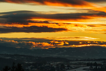 Fototapeta premium Spektakularny zachód słońca nad Nowym Sączem, Małopolska,