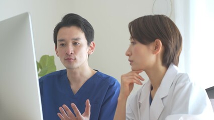 会議をする医療従事者