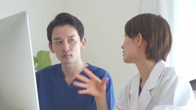 真剣に話す日本人医療従事者