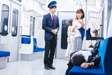 電車内倒れた乗客に声をかける車掌
