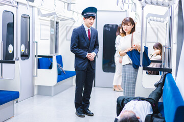 電車内倒れた乗客に声をかける車掌