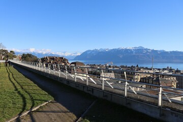Fototapeta na wymiar L'esplanade de Montbenon, grand parc au-dessus du lac Léman, ville de Lausanne, canton de Vaud, Suisse