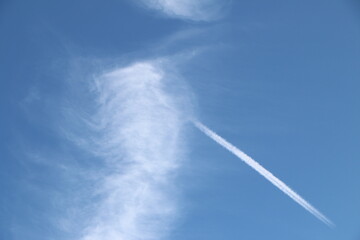 青空に白く引かれる飛行機雲