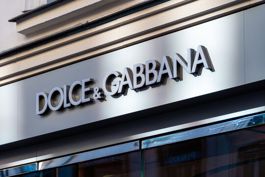 Paris, France - 9 février 2022: Enseigne d'une boutique Dolce & Gabbana, marque italienne originaire de Milan en Italie spécialisée dans le luxe et la mode