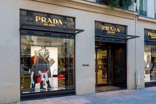 Paris, France - 9 f&eacute;vrier 2022: Vue ext&eacute;rieure d'une boutique Prada, marque italienne originaire de Milan en Italie sp&eacute;cialis&eacute;e dans le luxe et la mode