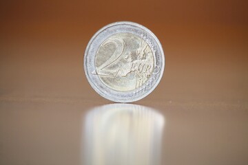 2 Euro Münze stehend mit Reflektion, zwei Euro, Zahlungsmittel - obrazy, fototapety, plakaty