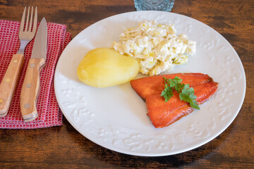 salmon fillet with potato and creamed leeks